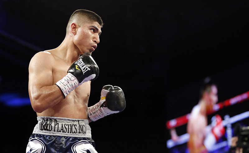 Duas Disputas De Cintur Es Dos Pesos Pena Agitam O Mundo Do Boxe Ganhador Com