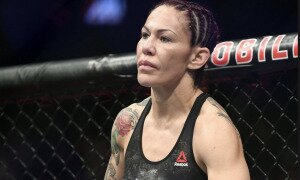 Cris Cyborg é ex-campeã peso-pena do UFC