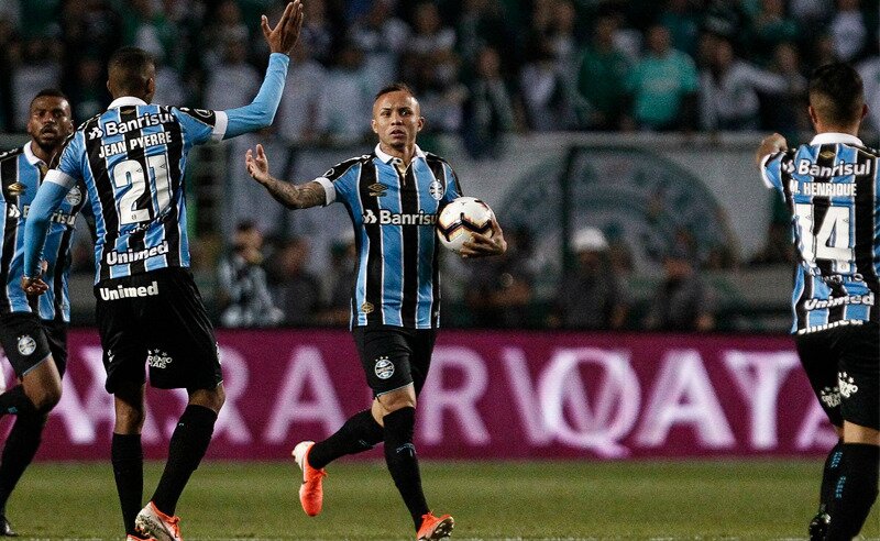 Em Quatro Minutos Gr Mio Atropela O Palmeiras E Garante Vaga Na Semifinal Da Libertadores