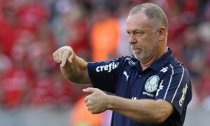 Mano Menezes comanda o Palmeiras no empate em 1 a 0 com o Internacional no Beira-Rio. Técnico tinha 100% de aproveitamento no time .