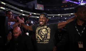 Jon Jones é campeão dos meio-pesados do UFC