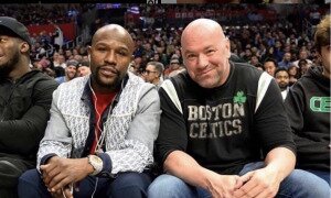 Floyd Mayweather posa ao lado de presidente do UFC, Dana White