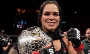 Amanda Nunes é campeão dupla do UFC