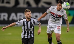 Eduardo Sacha do Atlético-MG e Diego do São Paulo