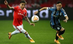 Renzo Saravia do Internacional e Pepe do Grêmio