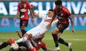 Matías Suarez do River Plate e Pedro Henrique do Athletico-PR