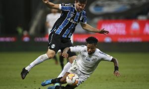 Walter Kannemann do Gremio e Marinho do Santos