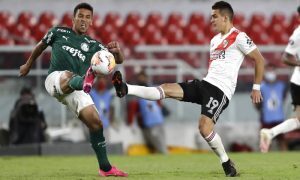 Marcos Rocha do Palmeiras e Rafael Santos Borre do River Plate