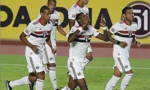 Arboleda, zagueiro do São Paulo, comemora gol pela equipe no Paulistão 2021