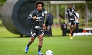 O meia-atacante Willian, do Corinthians, treina para jogo do Brasileirão 2021