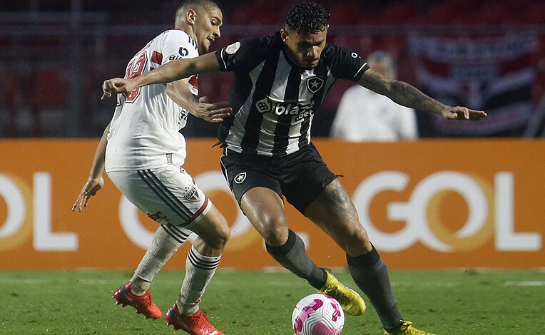 Botafogo F.R. on X: Chegou a hora de arriscar o palpite @ParimatchBrazil  para o clássico de logo mais! Responda nos comentários! ⚽️⬇️   / X